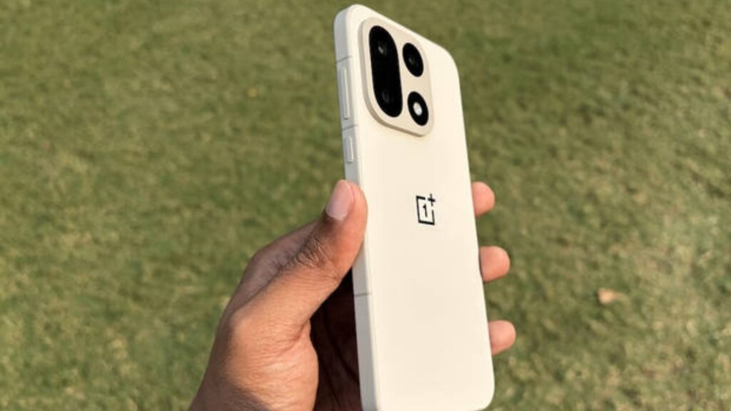 OnePlus 15 has been launched in India with the Snapdragon 8 Elite Gen 5